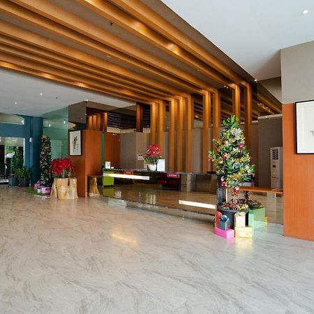 The Crew Hotel Medan Extérieur photo