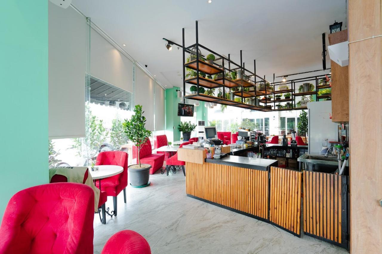 The Crew Hotel Medan Extérieur photo