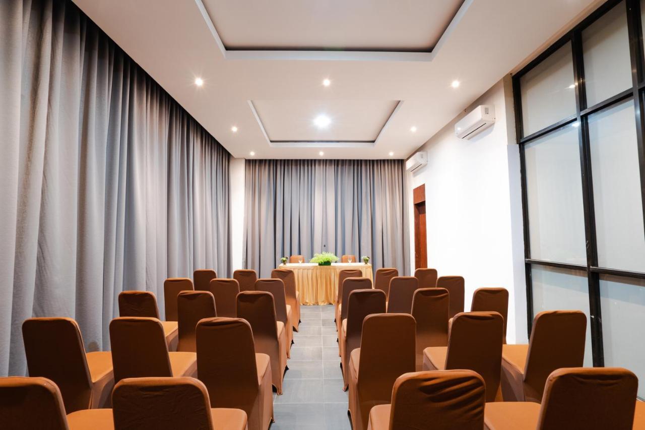 The Crew Hotel Medan Extérieur photo
