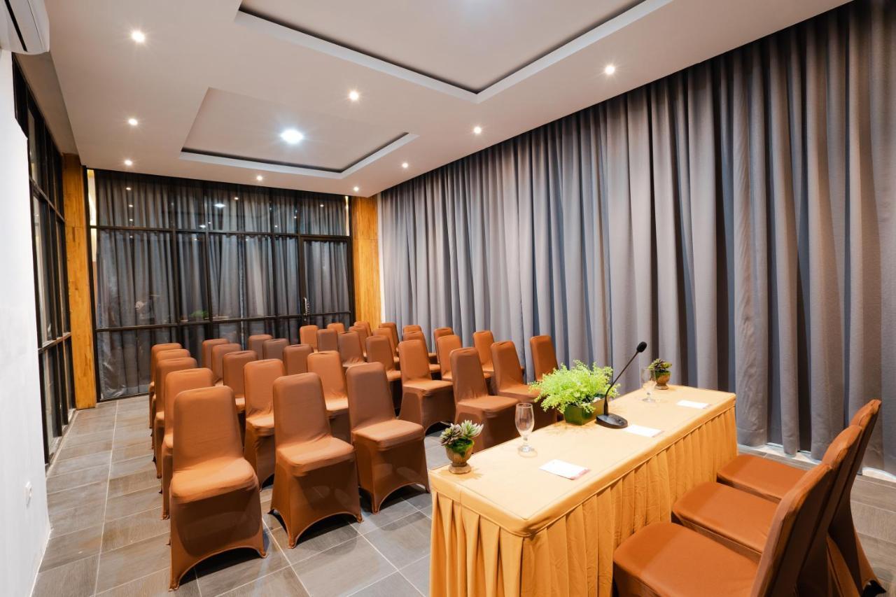 The Crew Hotel Medan Extérieur photo