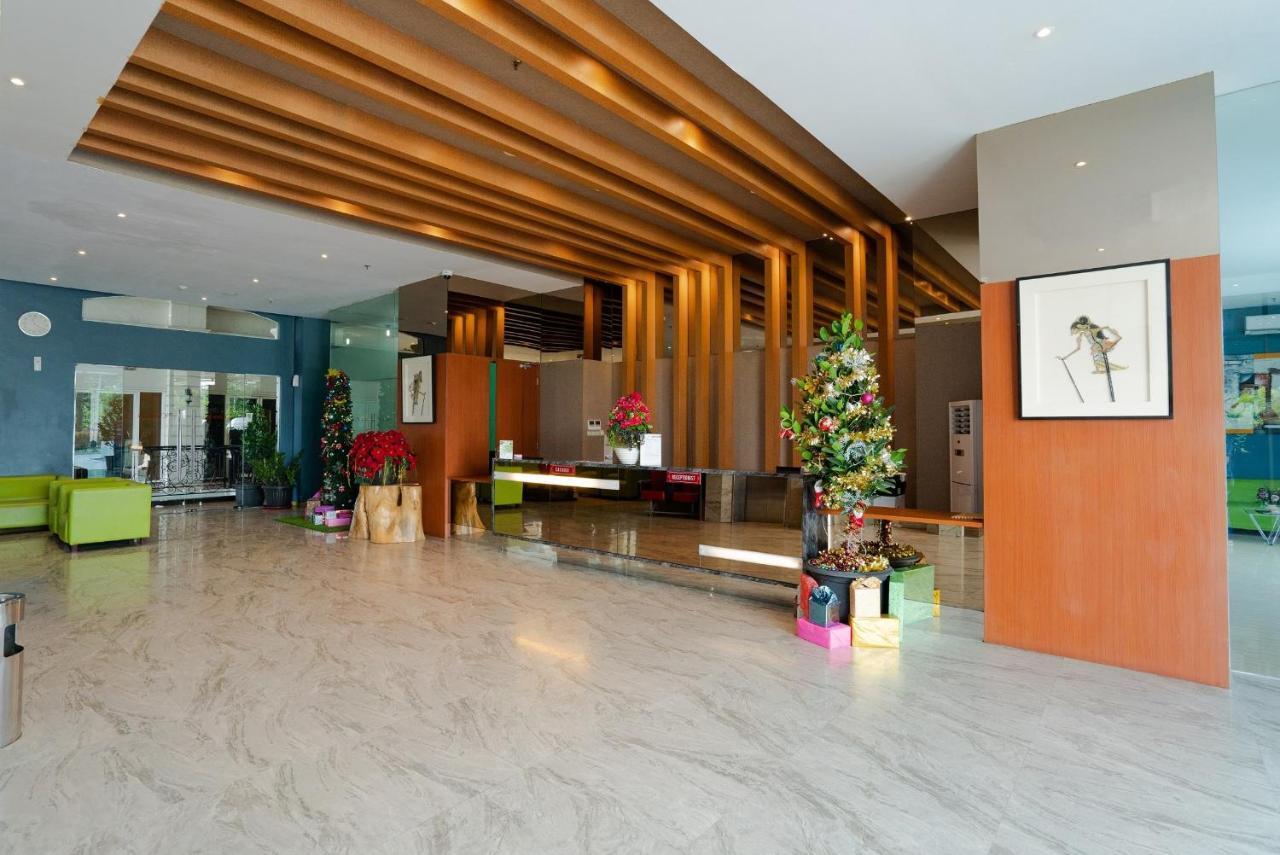 The Crew Hotel Medan Extérieur photo
