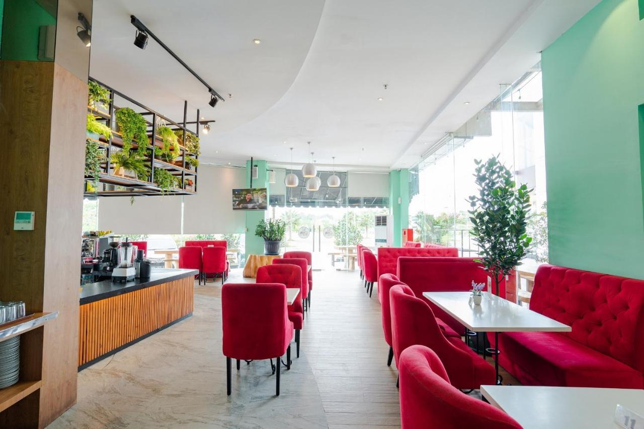 The Crew Hotel Medan Extérieur photo