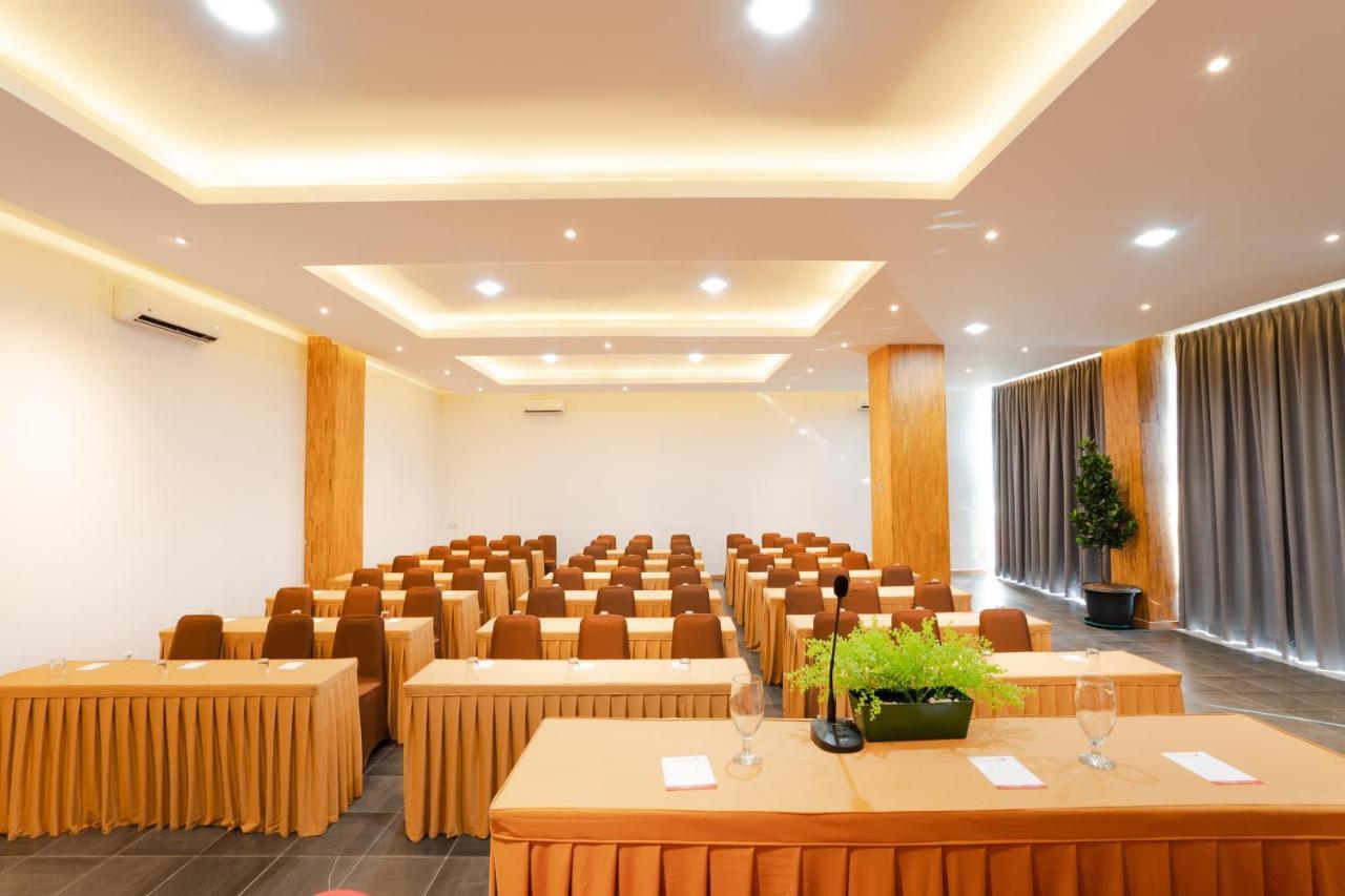 The Crew Hotel Medan Extérieur photo