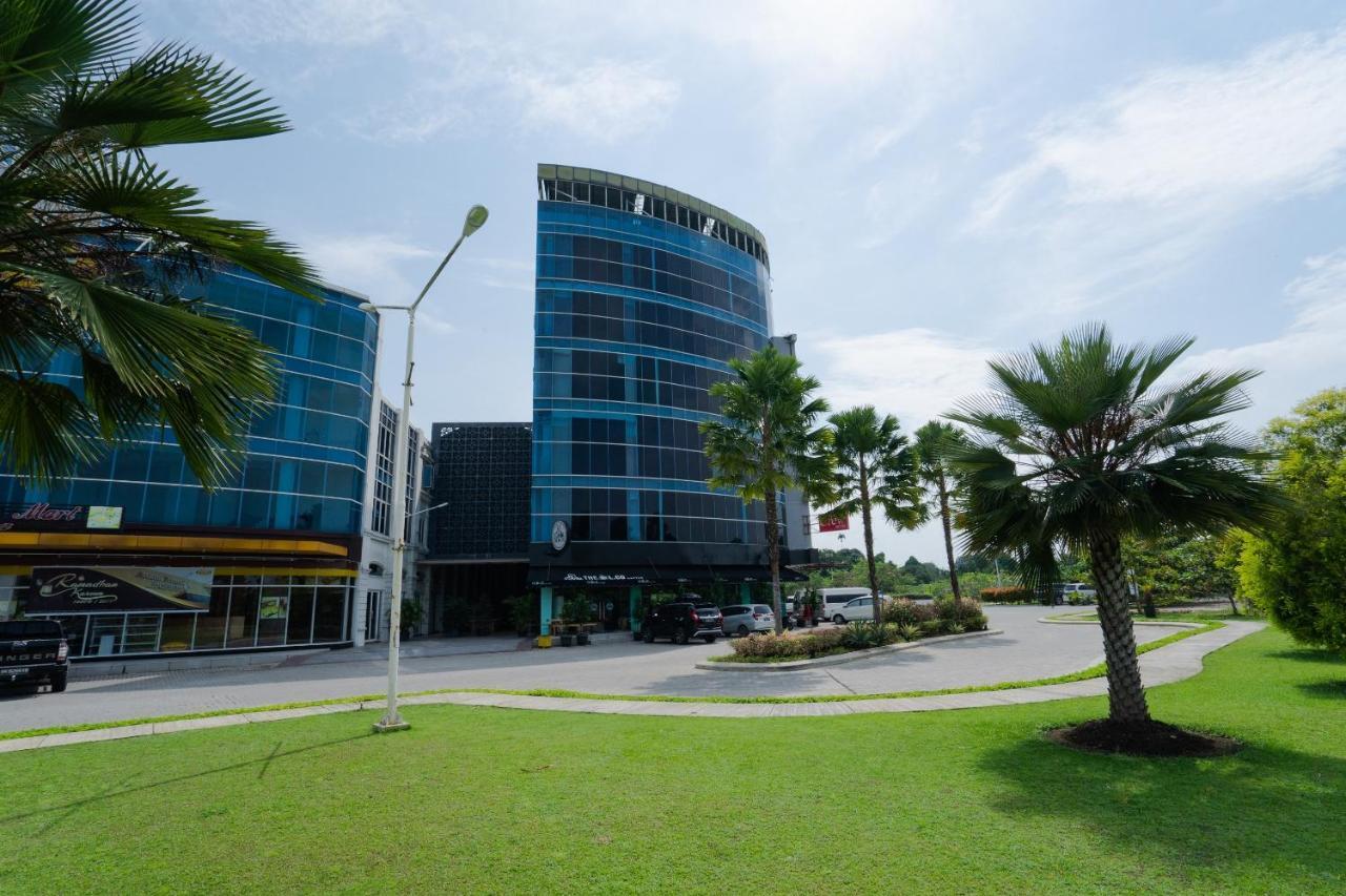 The Crew Hotel Medan Extérieur photo