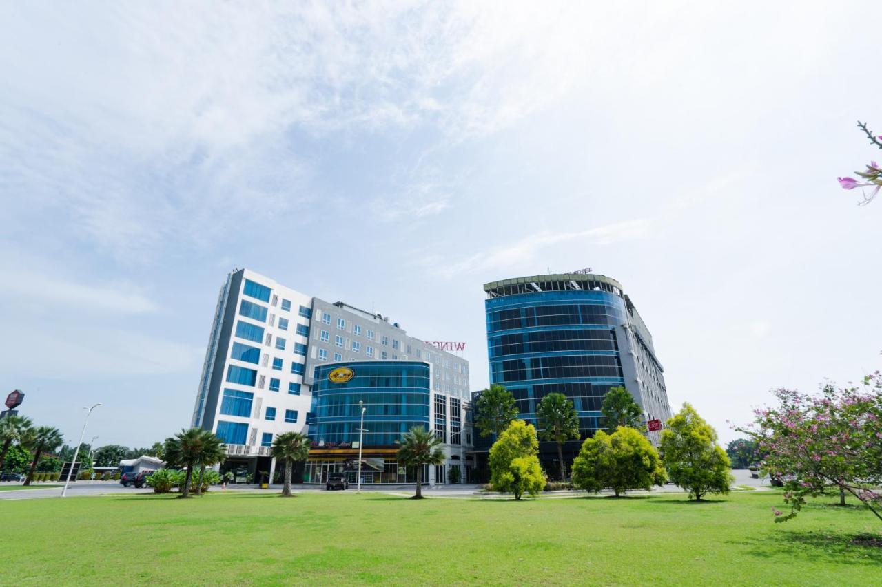 The Crew Hotel Medan Extérieur photo