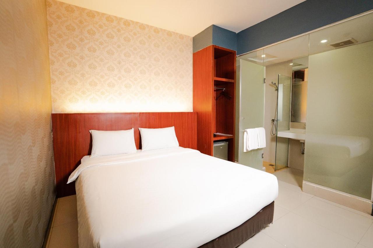 The Crew Hotel Medan Extérieur photo