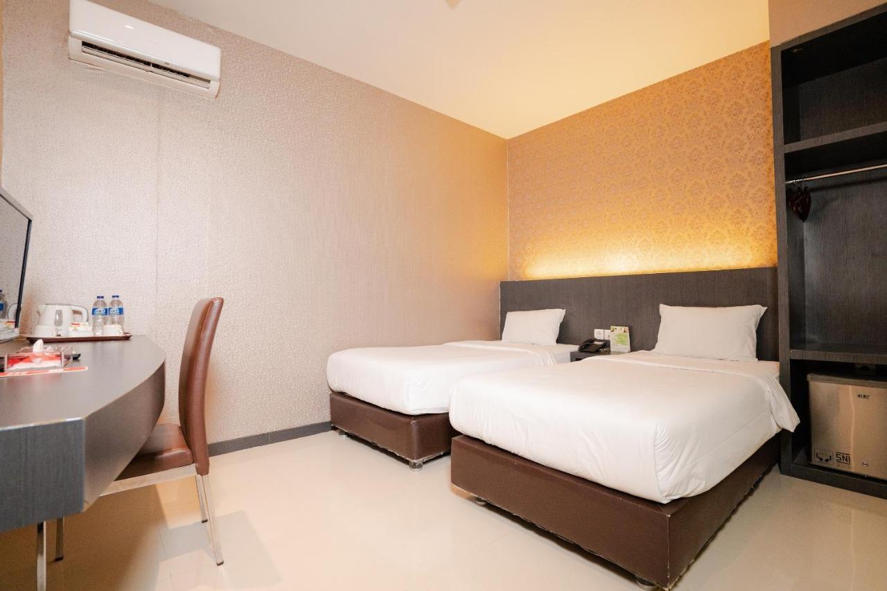 The Crew Hotel Medan Extérieur photo