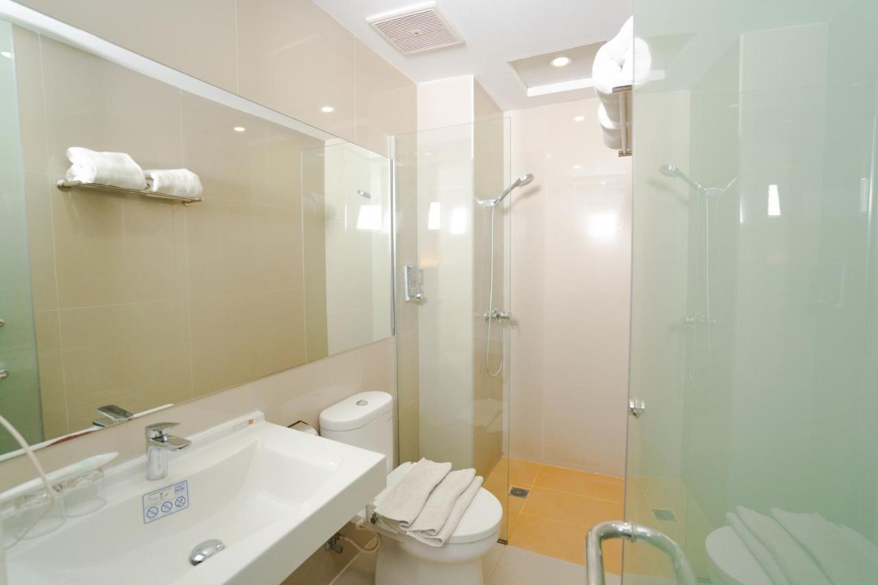 The Crew Hotel Medan Extérieur photo