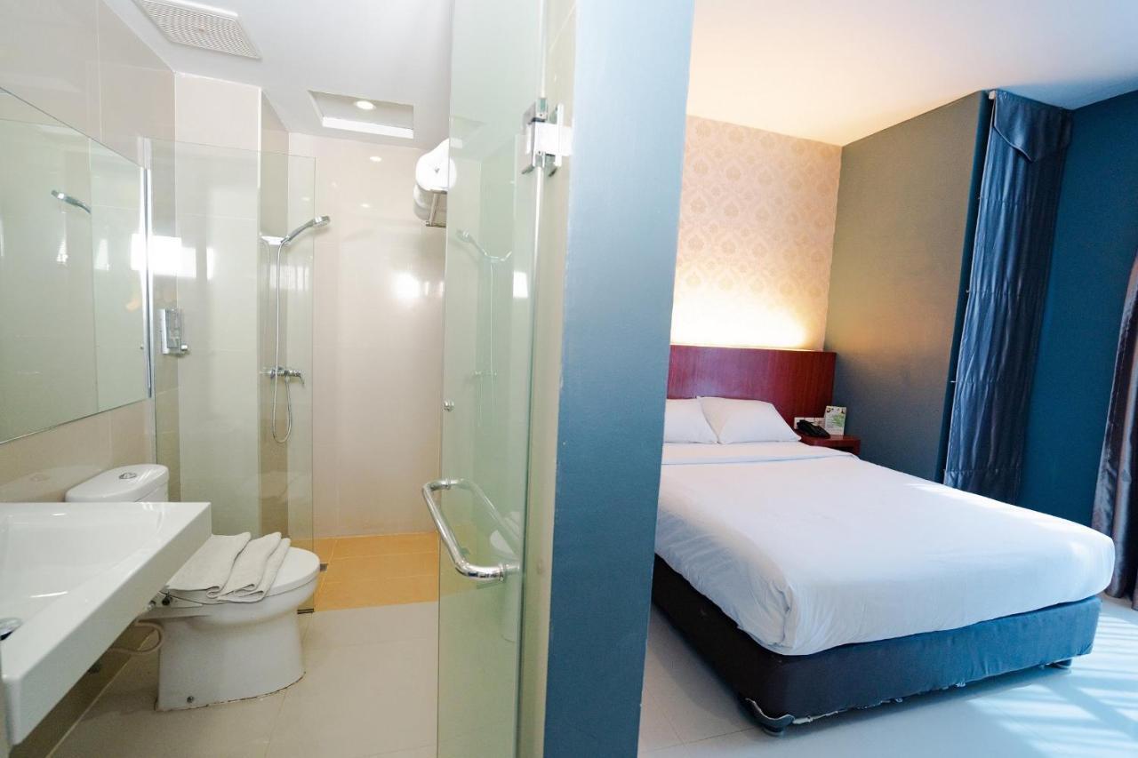 The Crew Hotel Medan Extérieur photo