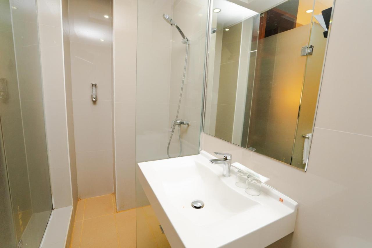 The Crew Hotel Medan Extérieur photo