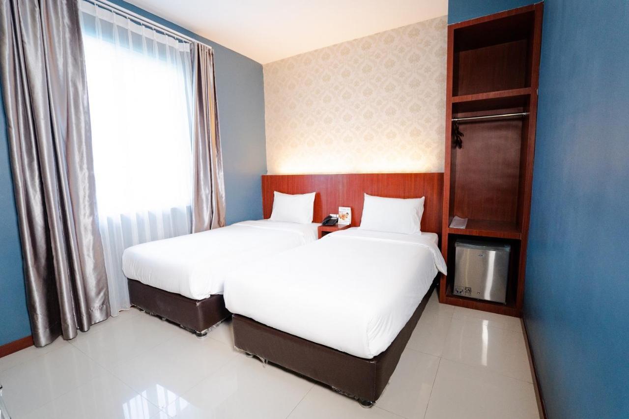 The Crew Hotel Medan Extérieur photo