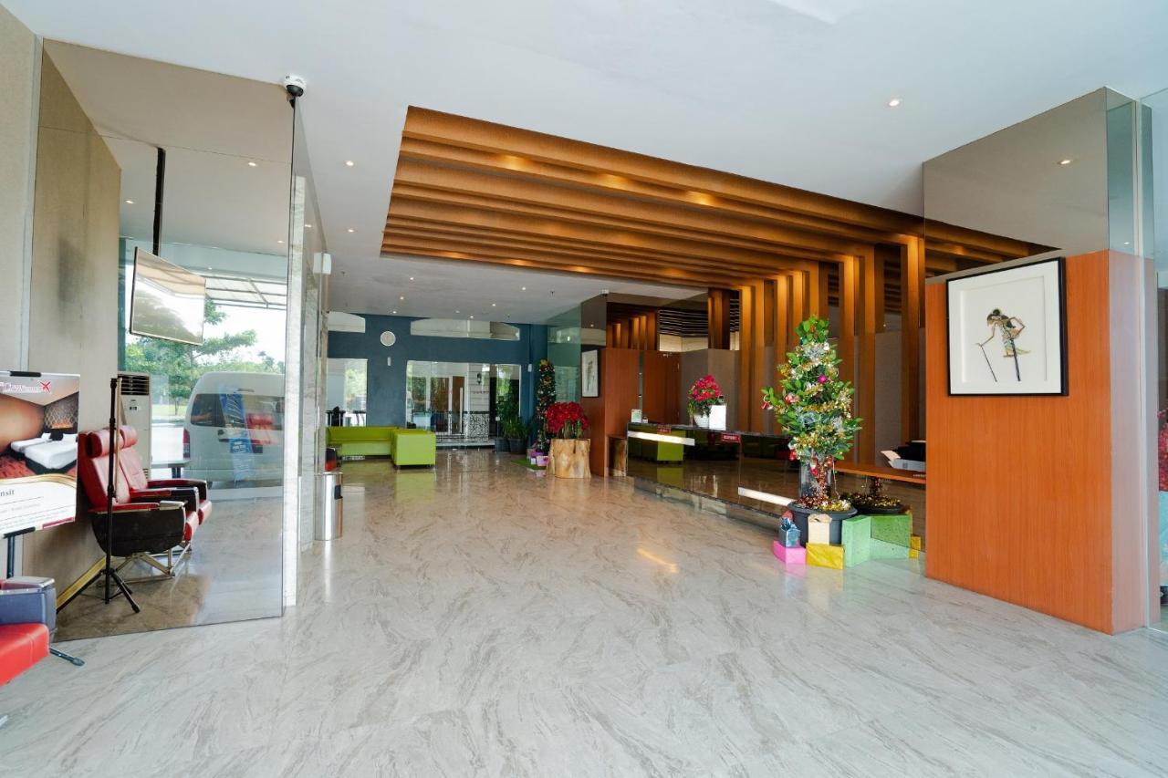 The Crew Hotel Medan Extérieur photo